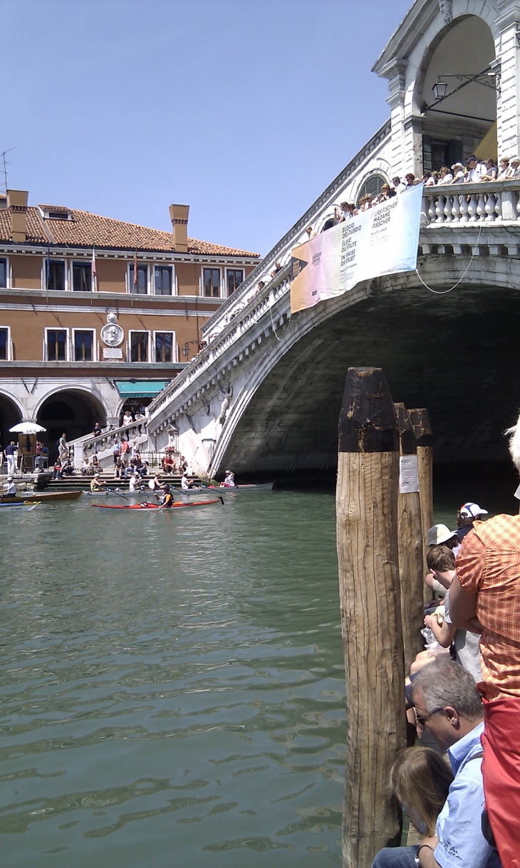 Die Ruderer vor der Rialto Brücke