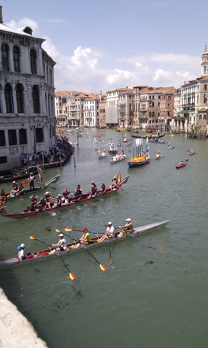 Ruder hoch an der Rialto Bruecke