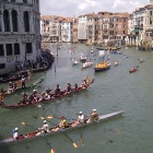 Ruder hoch an der Rialto Bruecke