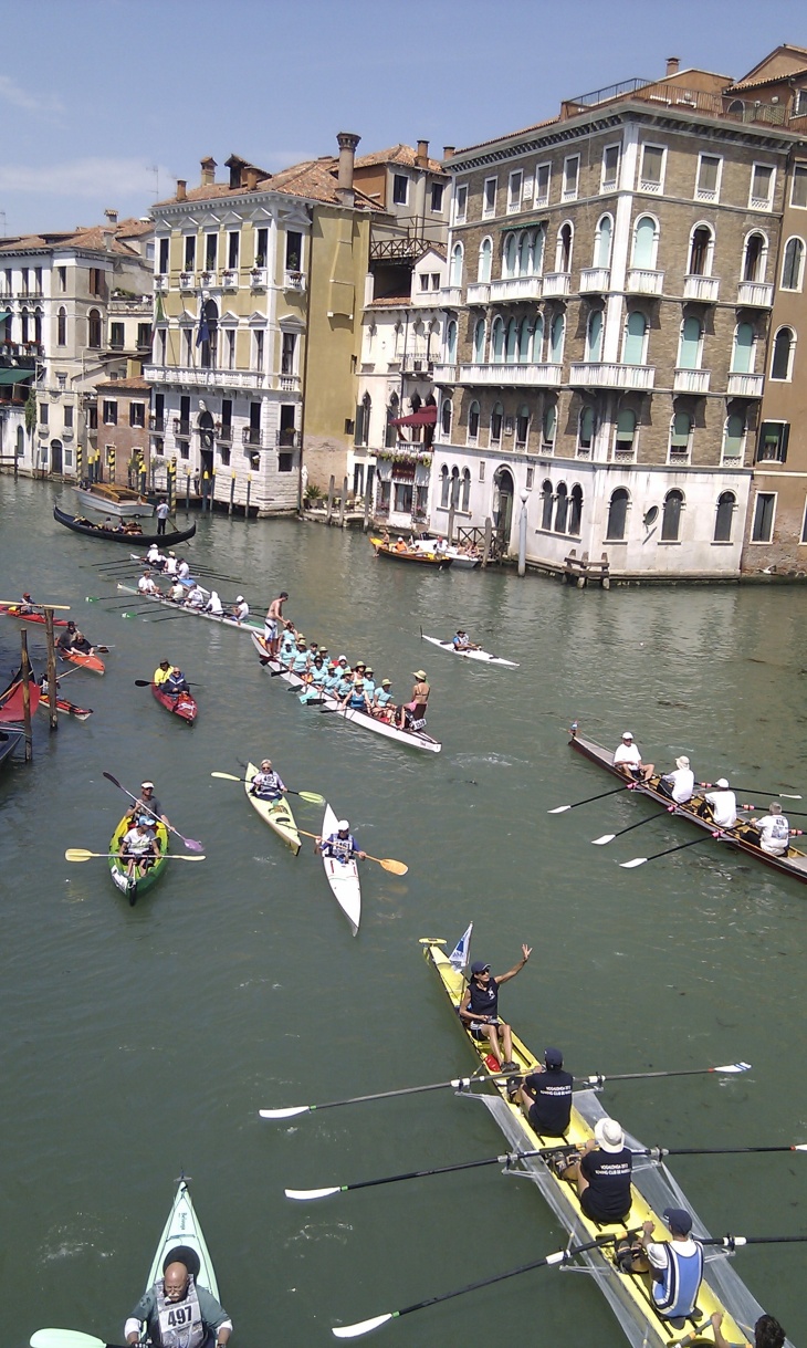 Ruder- und Paddelboote an der Rialtobrücke in Venedig