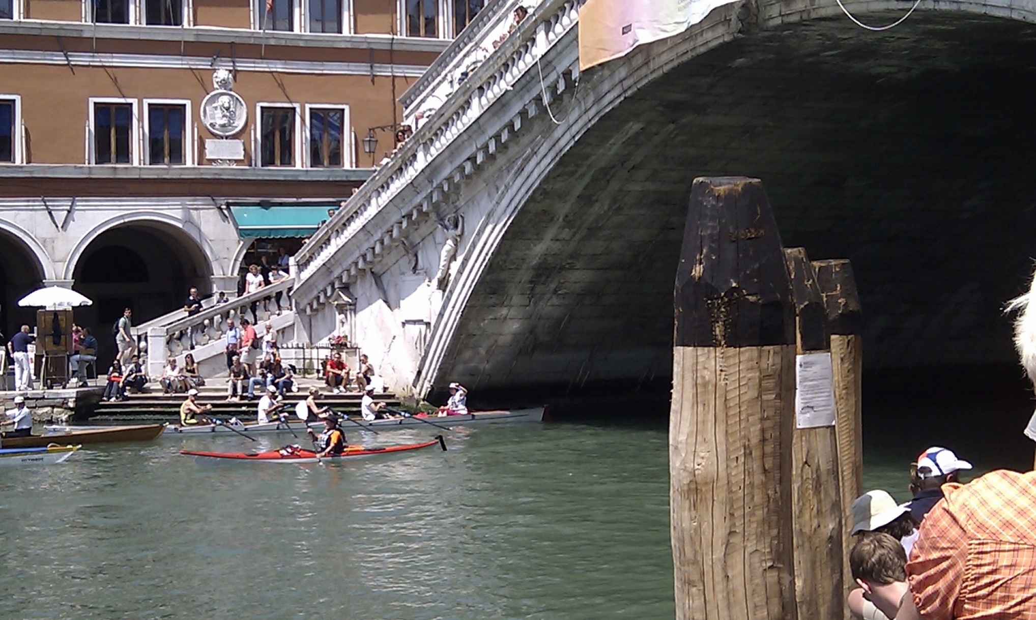 Die Ruderer vor der Rialto Brücke