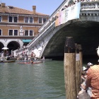 Die Ruderer vor der Rialto Brücke