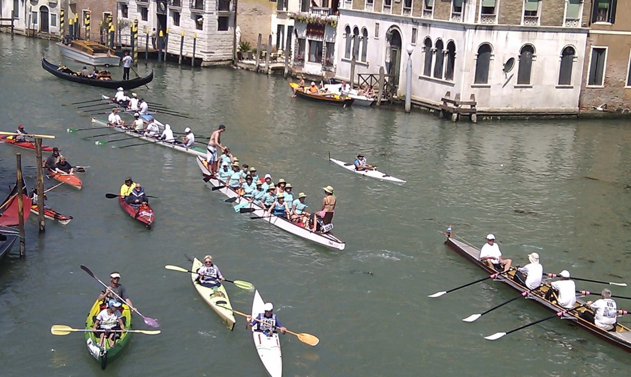 Ruder- und Paddelboote an der Rialtobrücke in Venedig