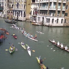 Ruder- und Paddelboote an der Rialtobrücke in Venedig
