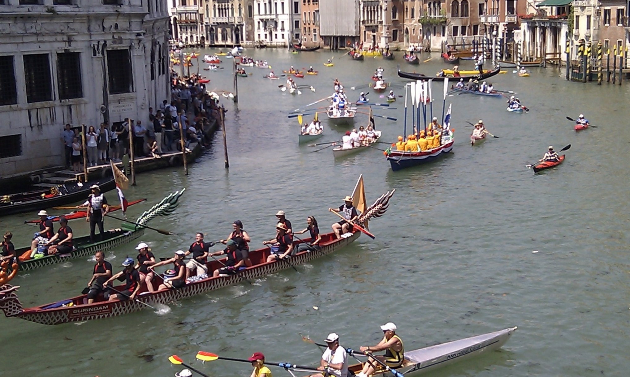 Ruder hoch an der Rialto Bruecke