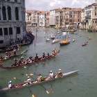 Ruder hoch an der Rialto Bruecke