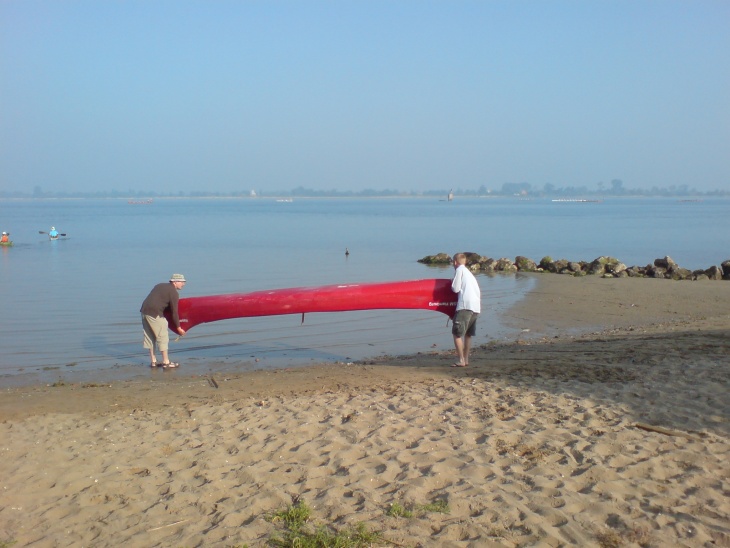 Unser 4er Kanadier wird gewassert